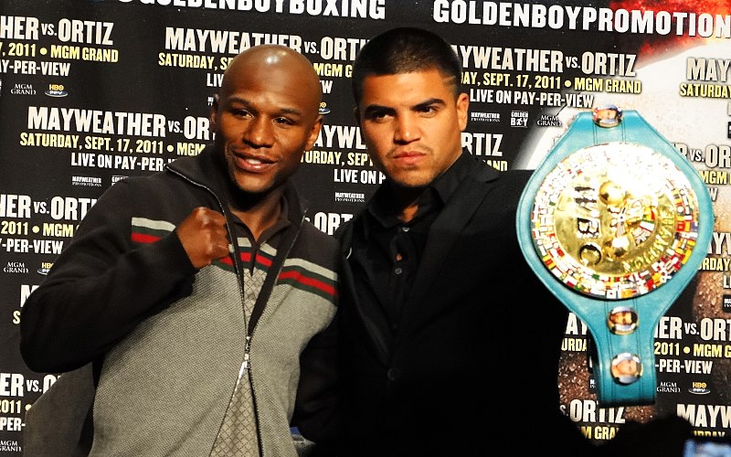 800px-Victor_Ortiz_and_Floyd_Mayweather,_Jr
